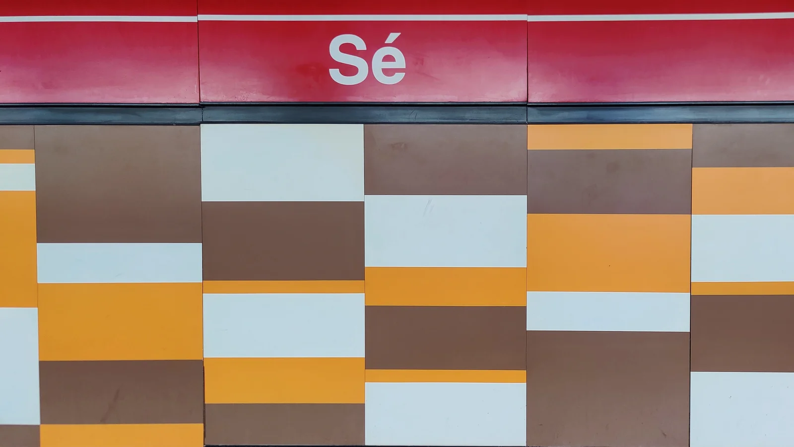 Sinalização vermelha e amarela da estação Sé, do Metrô de São Paulo