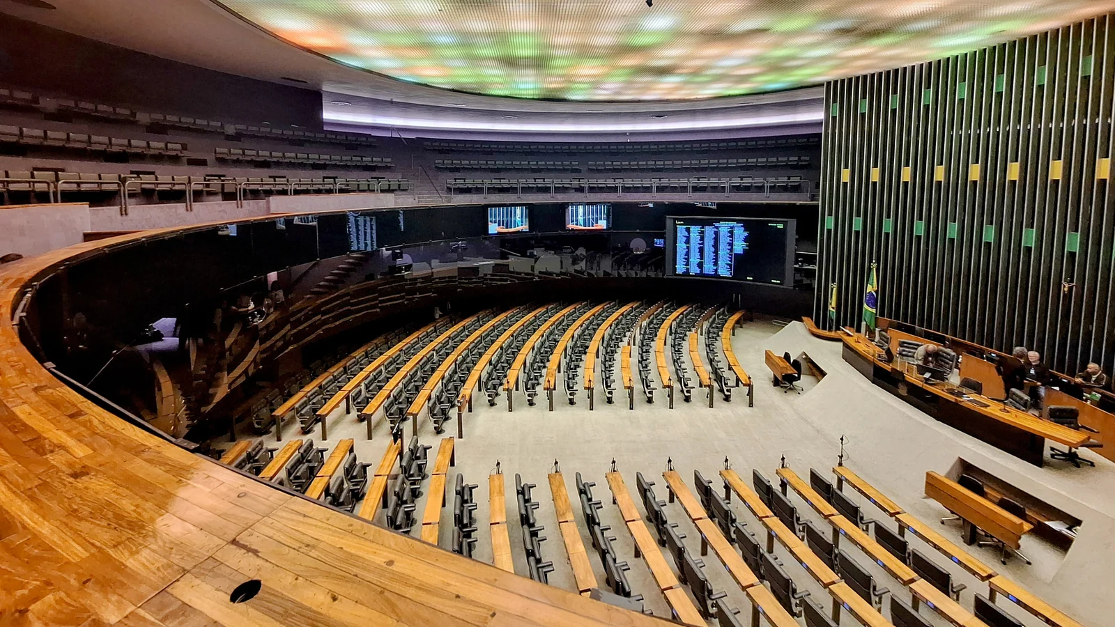 Vista panorâmica do Plenário Ulysses Guimarães, plenário da Câmara dos Deputados, com fileiras de cadeiras vazias