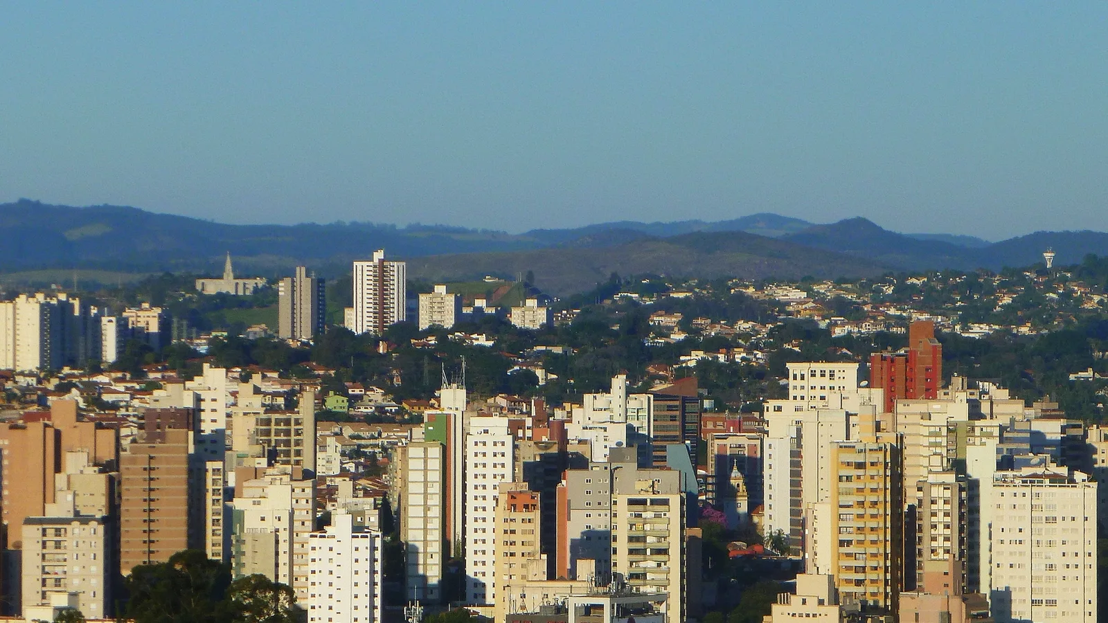 Vista panorâmica do centro de Campinas, com prédios residenciais e comerciais sob céu claro