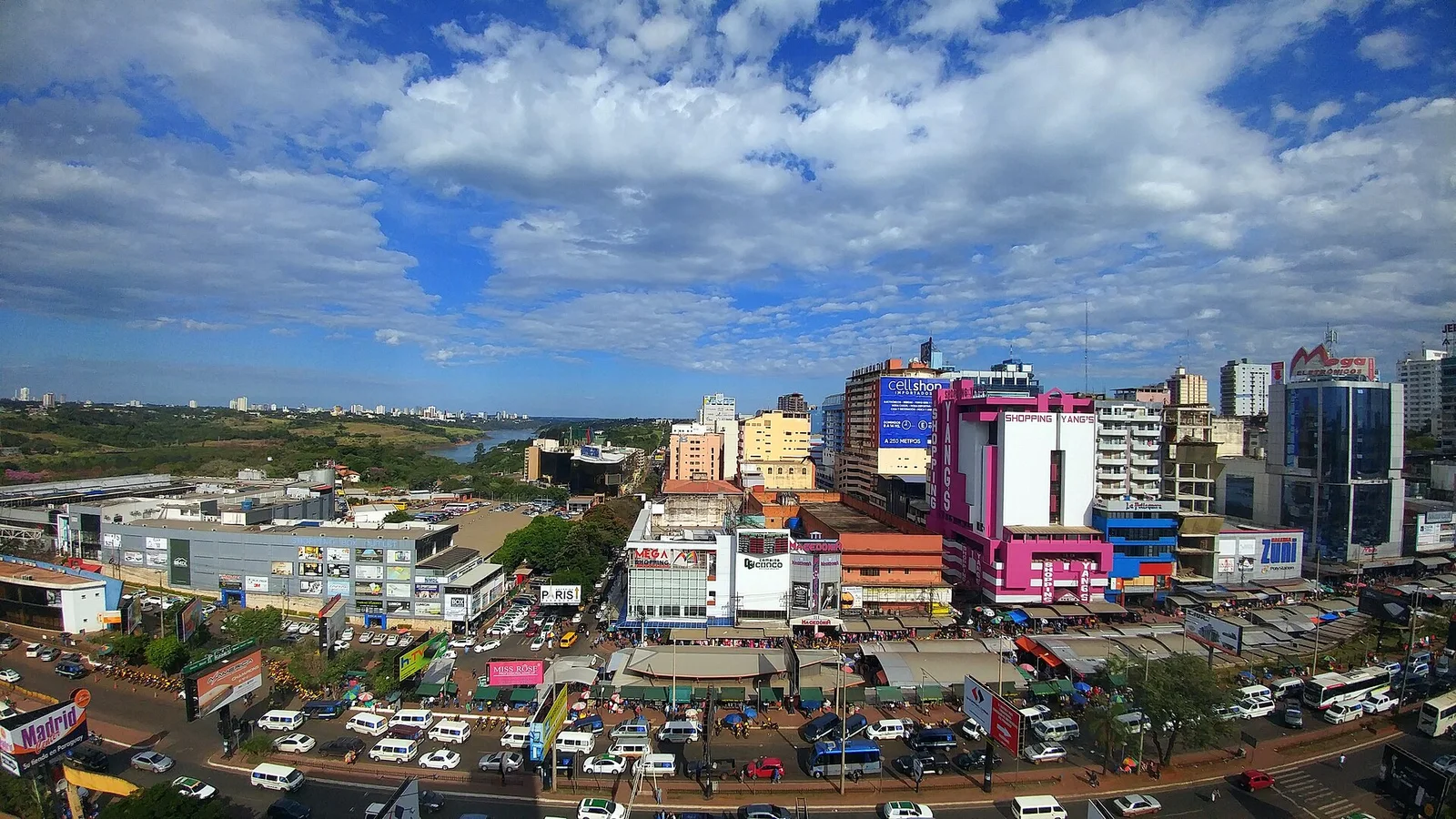 Vista aérea do centro comercial de Ciudad del Este, no Paraguai, com galerias, shoppings, outdoors de lojas de eletrônicos e trânsito intenso de vans