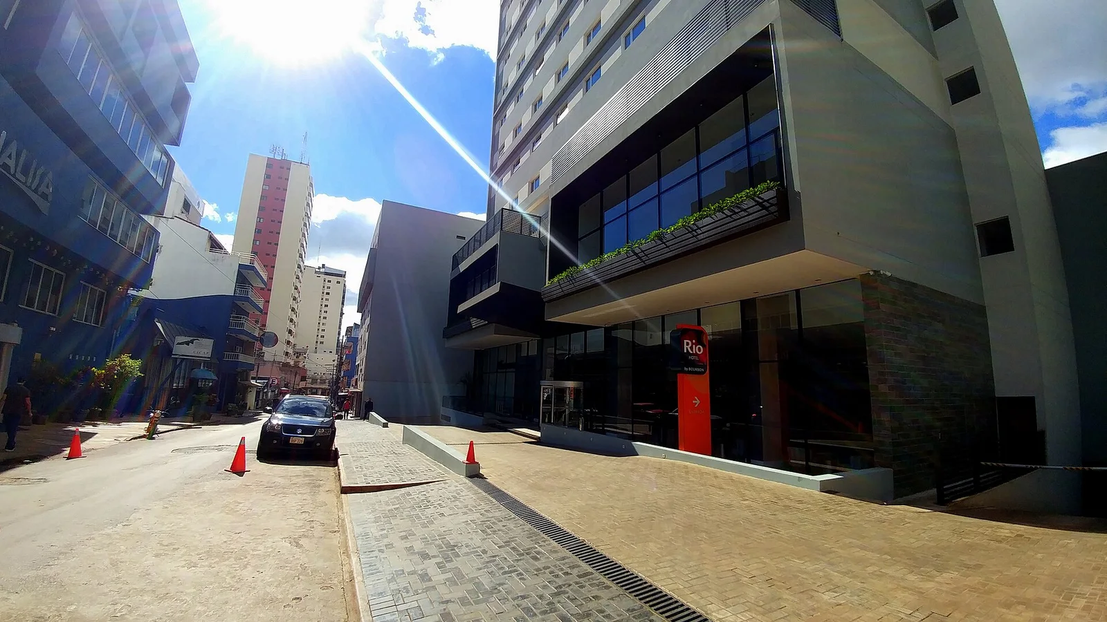 Rua do centro de Ciudad del Este, no Paraguai, com prédios comerciais altos e movimento de veículos