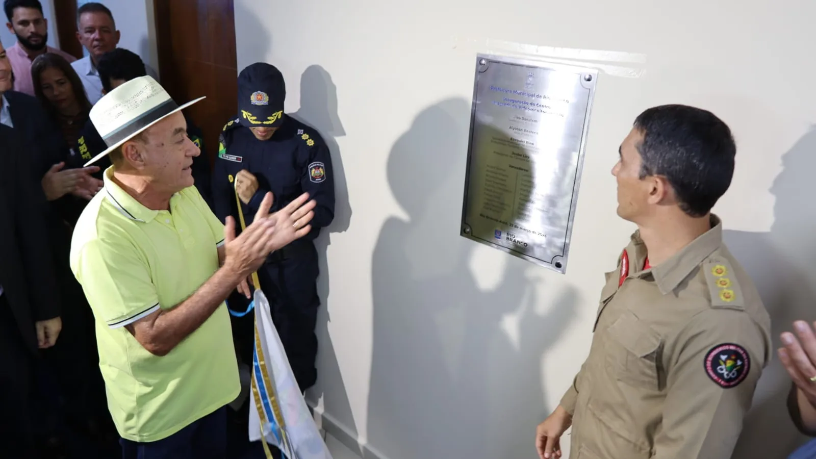 Prefeito de Rio Branco descerra uma placa de inauguração ao lado de um coronel da Polícia Militar, com outras autoridades observando