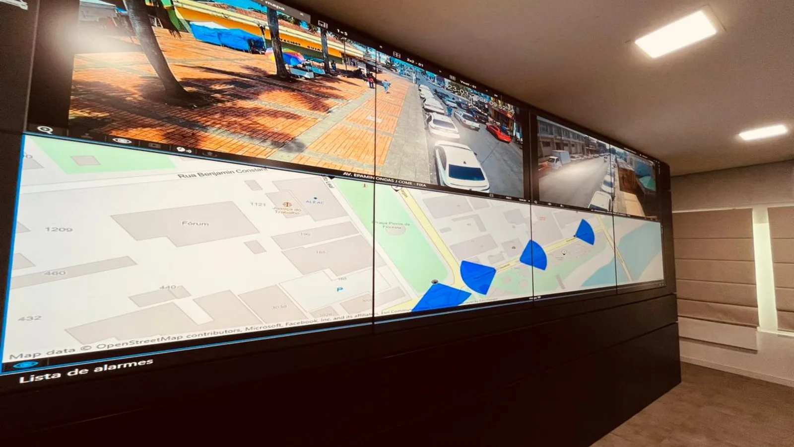 Painel de telas da Central de Videomonitoramento de Rio Branco, mostrando câmeras de diversas ruas da cidade e um mapa com pontos de câmera