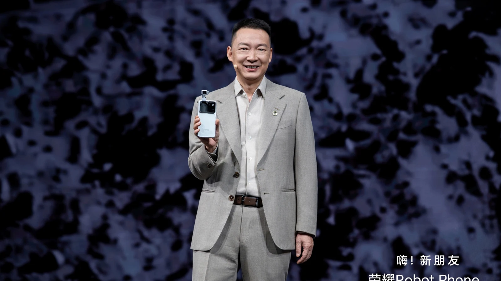 James Li, CEO da Honor, segura o Robot Phone durante evento de lançamento em Guangzhou, mostrando a câmera com gimbal montada no topo do aparelho