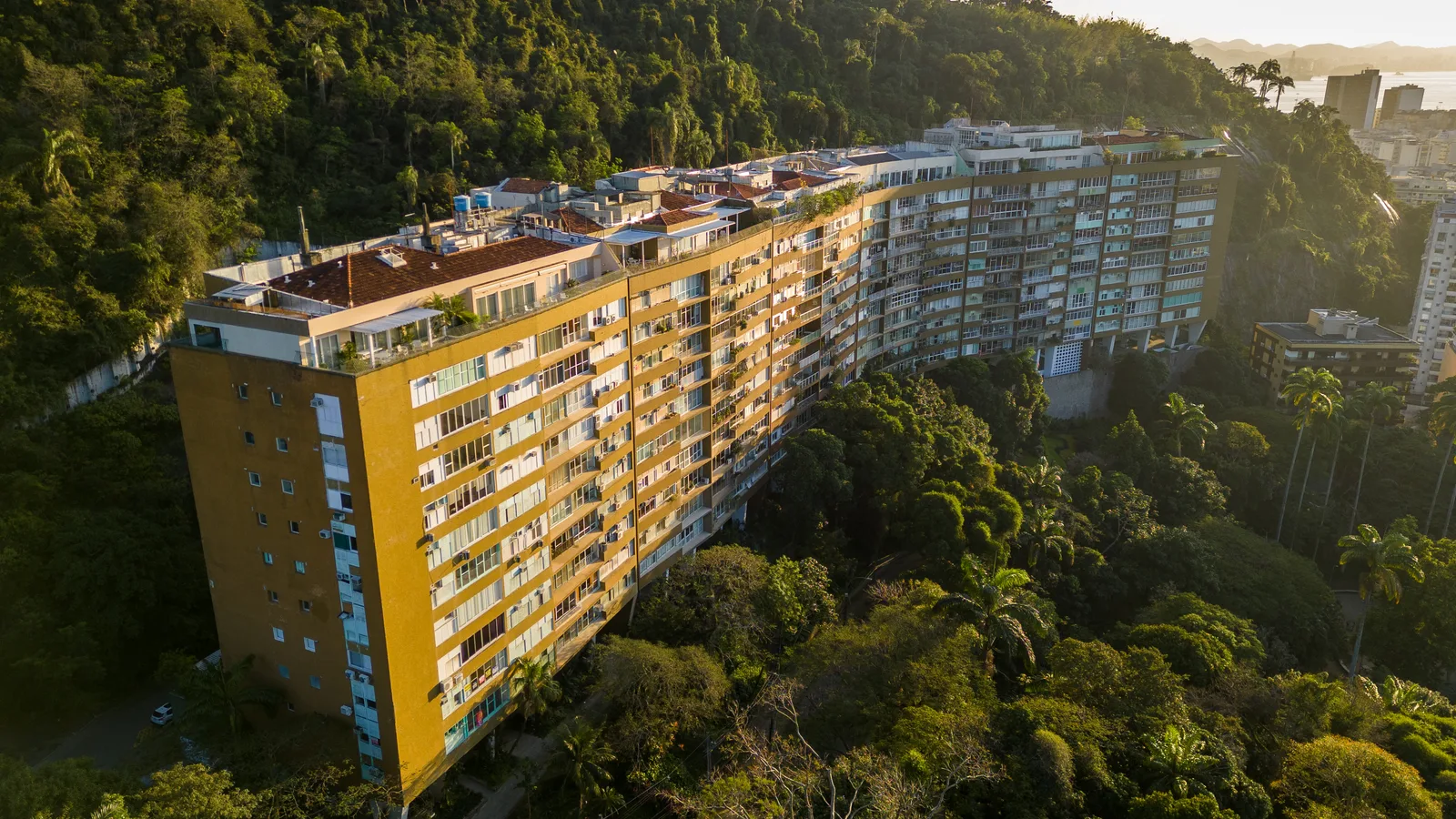 Vista aérea de um conjunto residencial de apartamentos entre a mata, no Rio de Janeiro