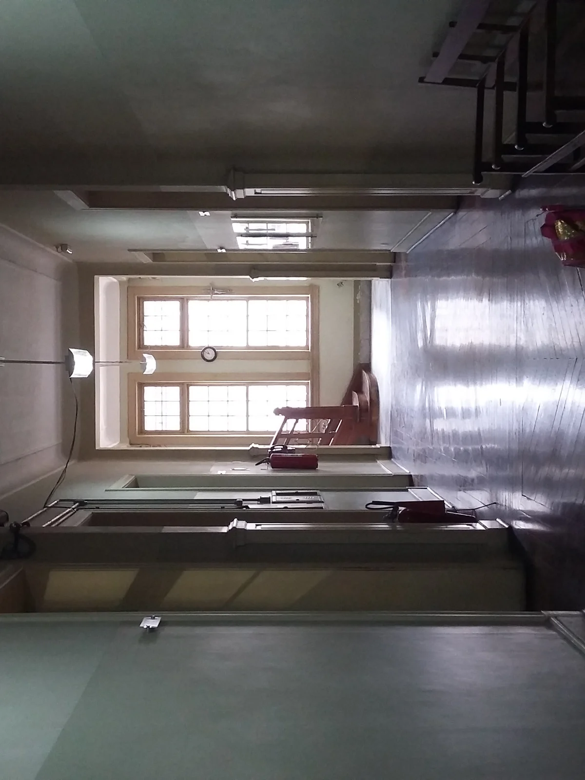 Corredor vazio de escola com portas e claraboia