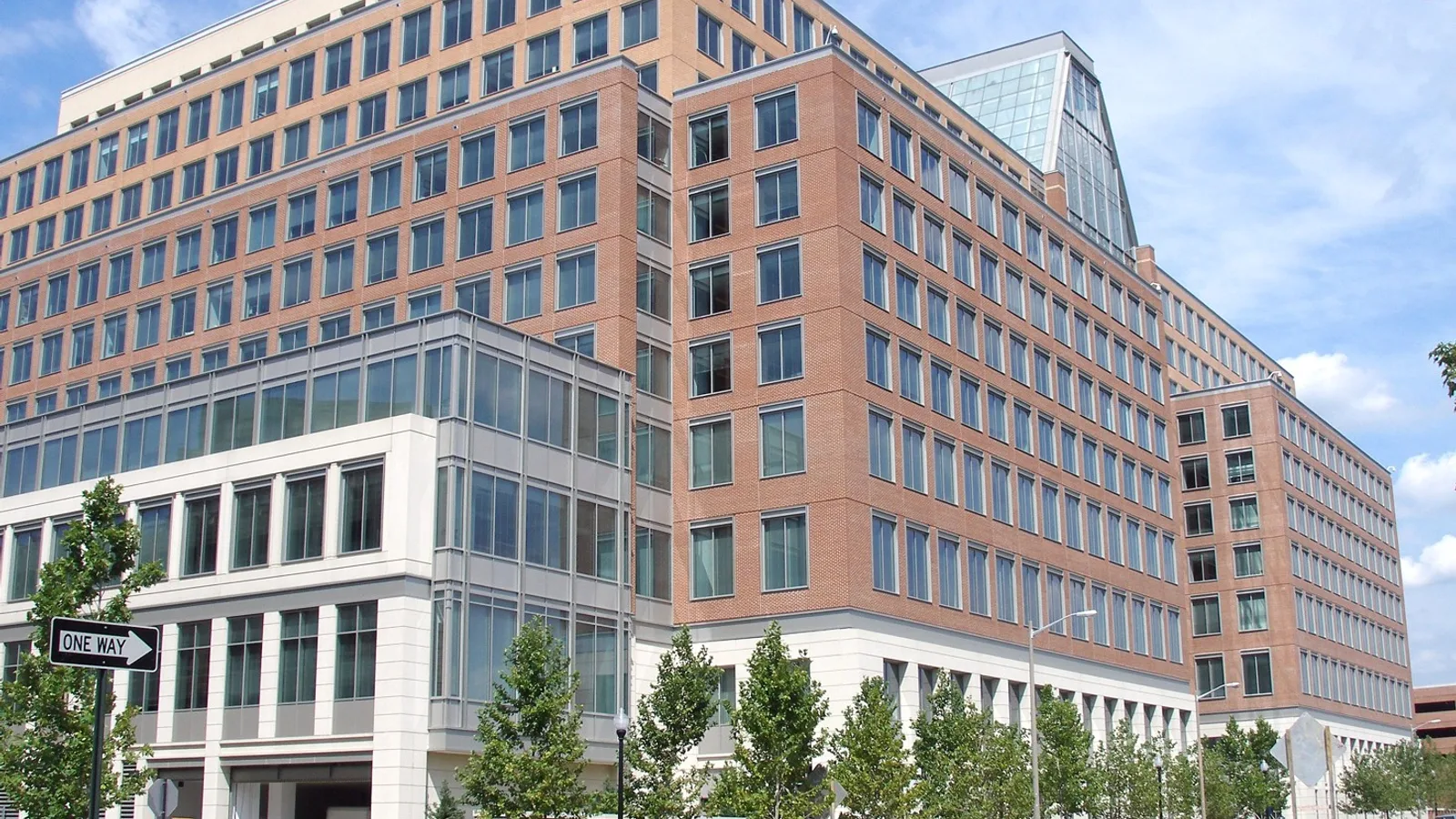 Fachada externa do prédio James Madison, sede do escritório de marcas e patentes dos Estados Unidos (USPTO), em Alexandria, Virgínia