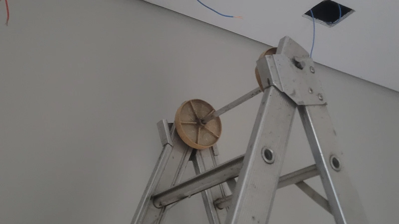 Preparação de pontos de cabeamento no teto para instalação de câmeras de segurança